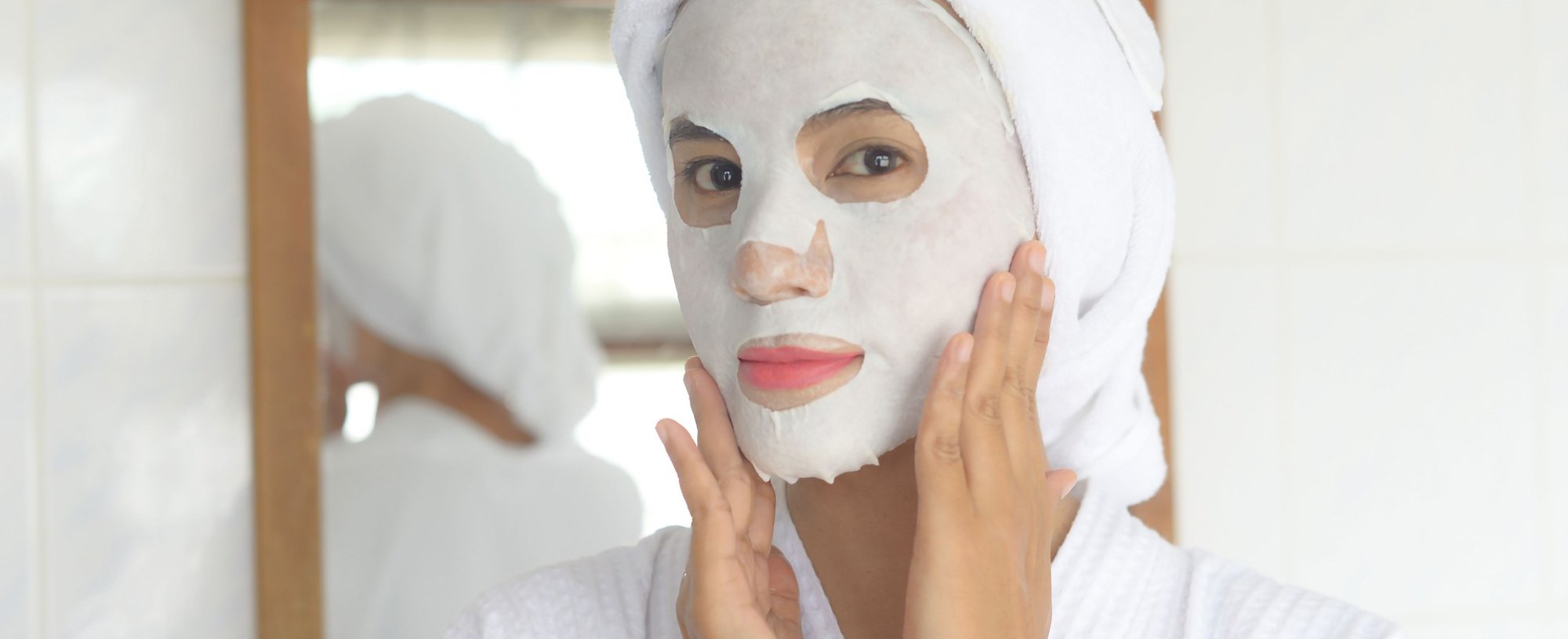 Modelo com máscara facial no rosto