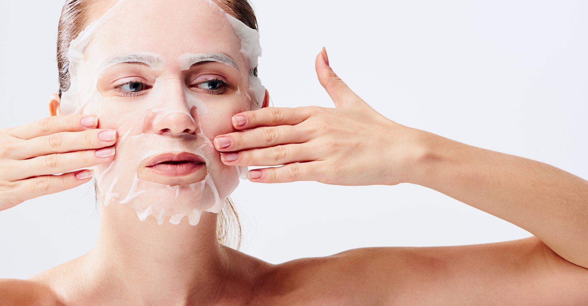 Modelo branca com máscara facial no rosto