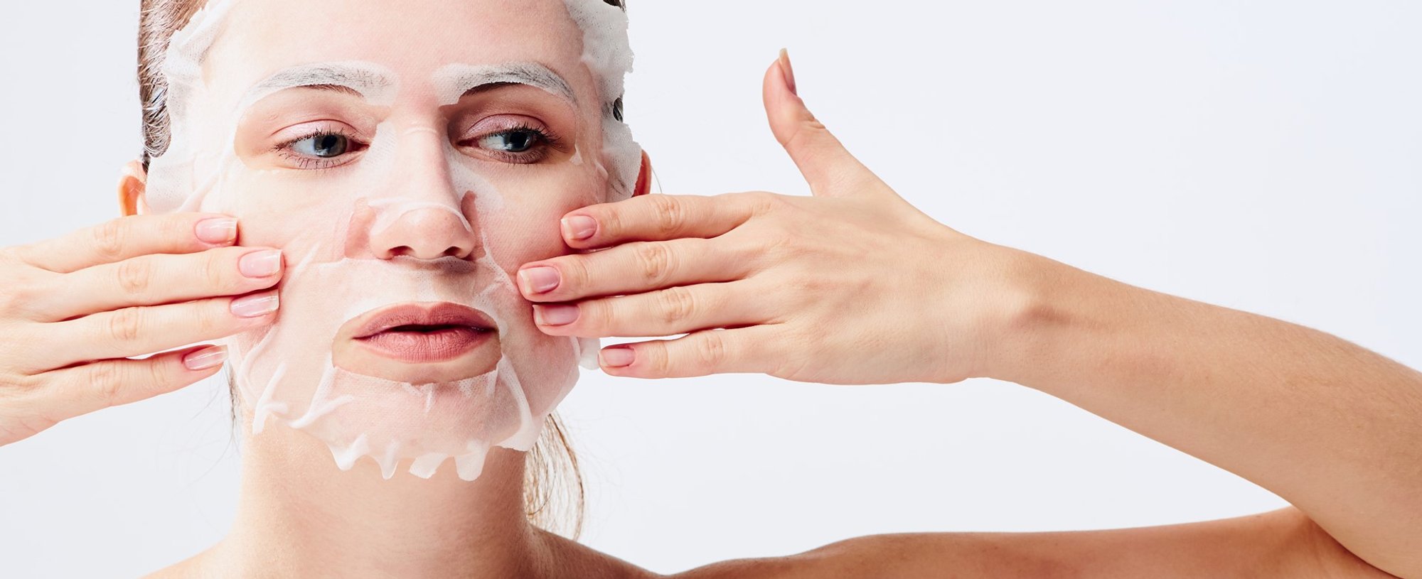 Modelo branca com máscara facial no rosto