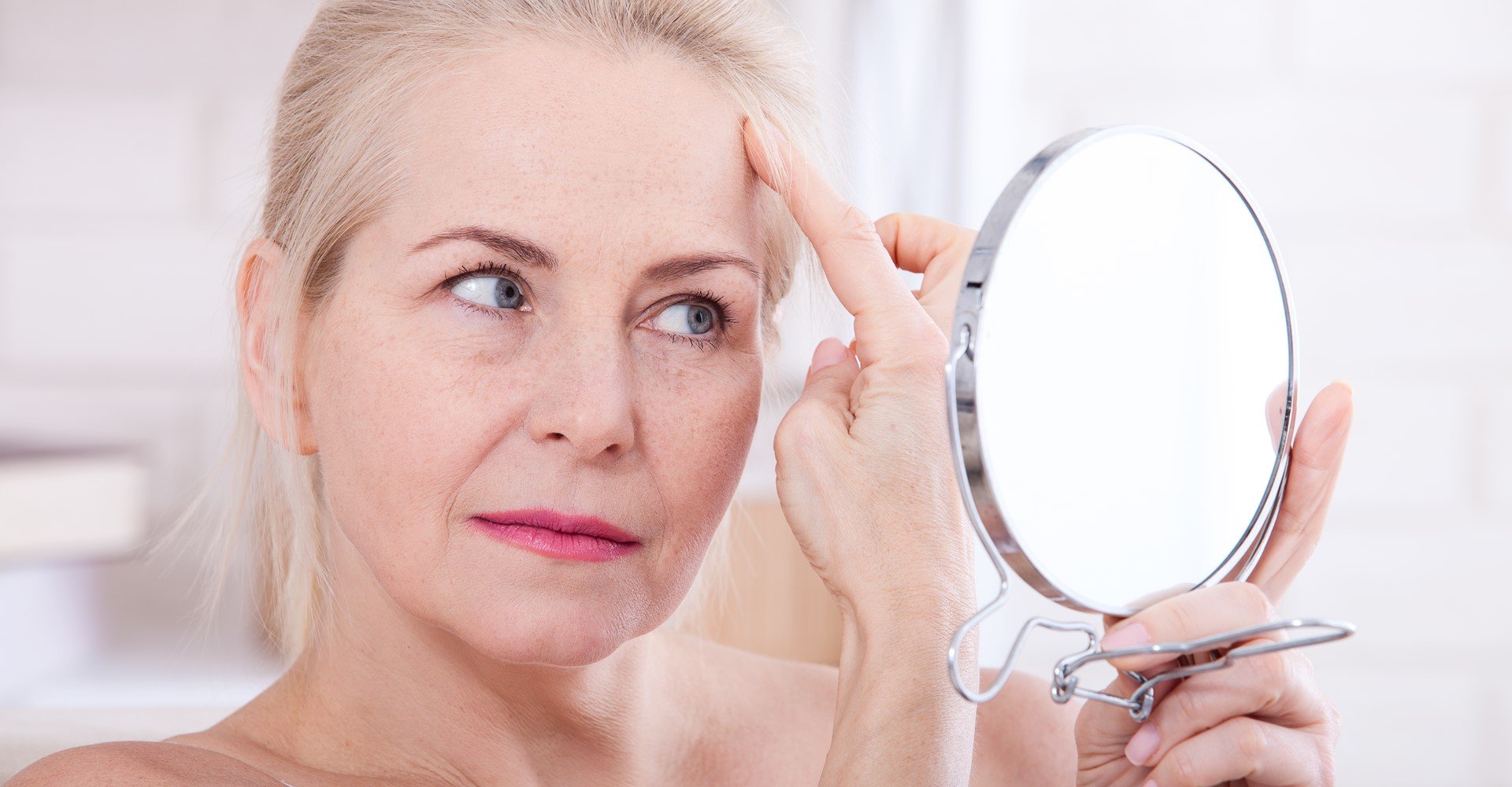 Modelo idosa se olhando no espelho