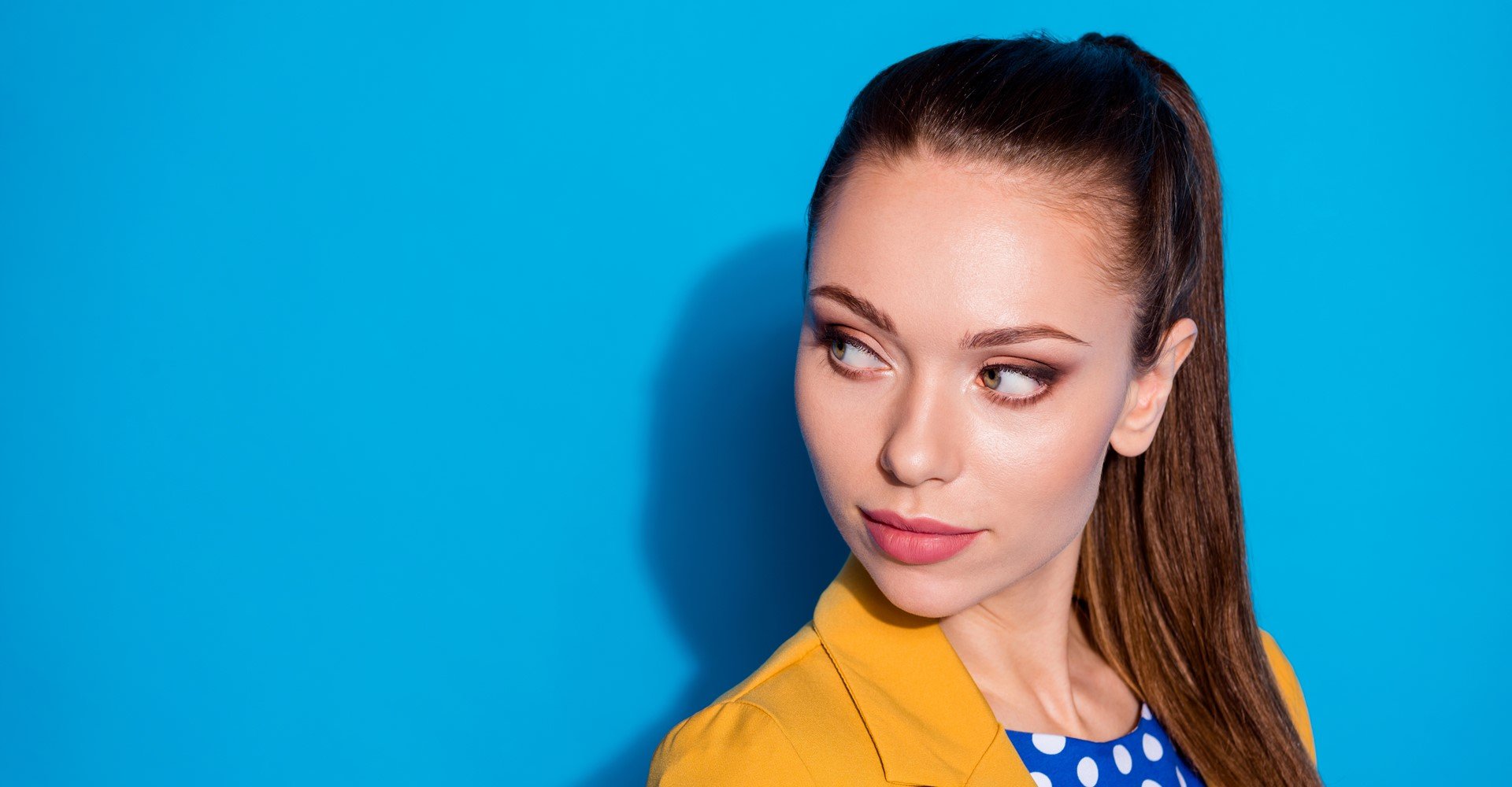 Modelo branca com cabelo amarrado rabo de cavalo