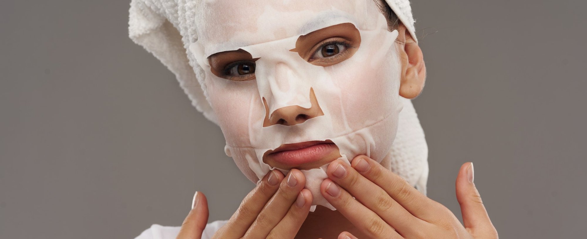Modelo branca com máscara facial