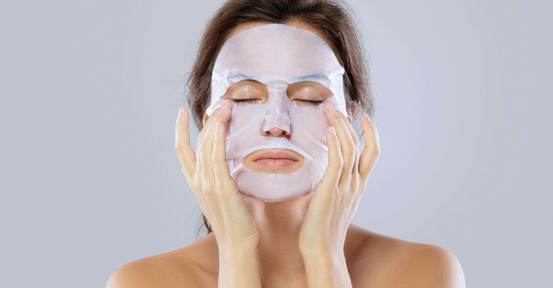 Modelo branca com máscara facial