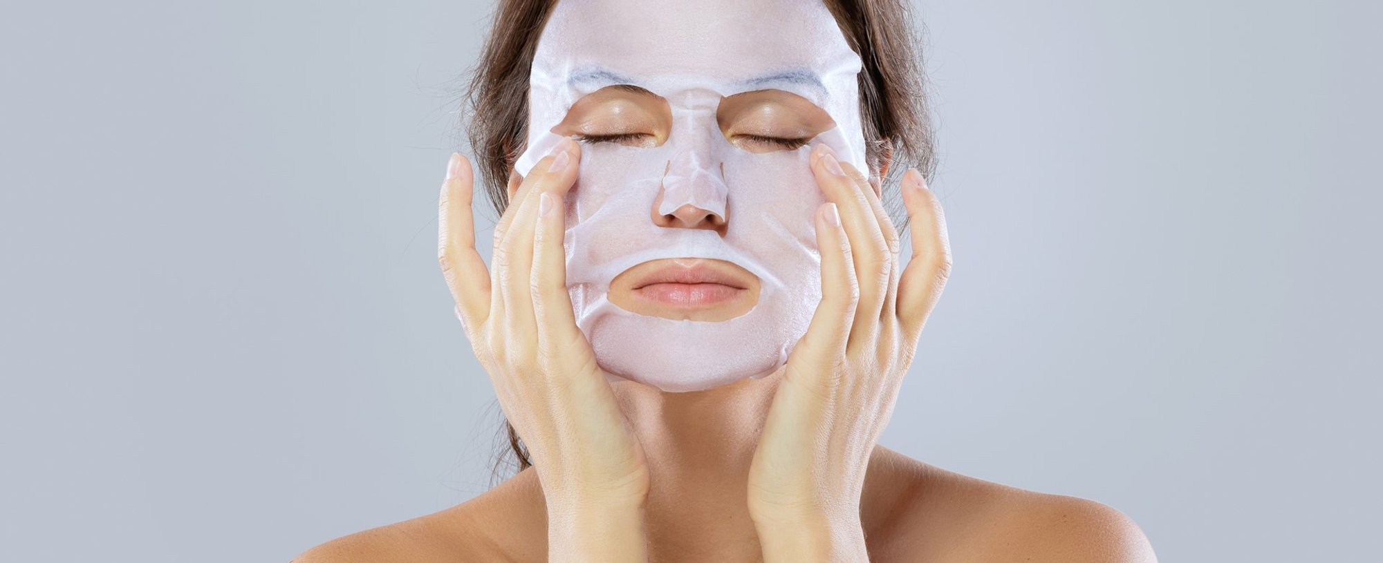 Modelo branca com máscara facial