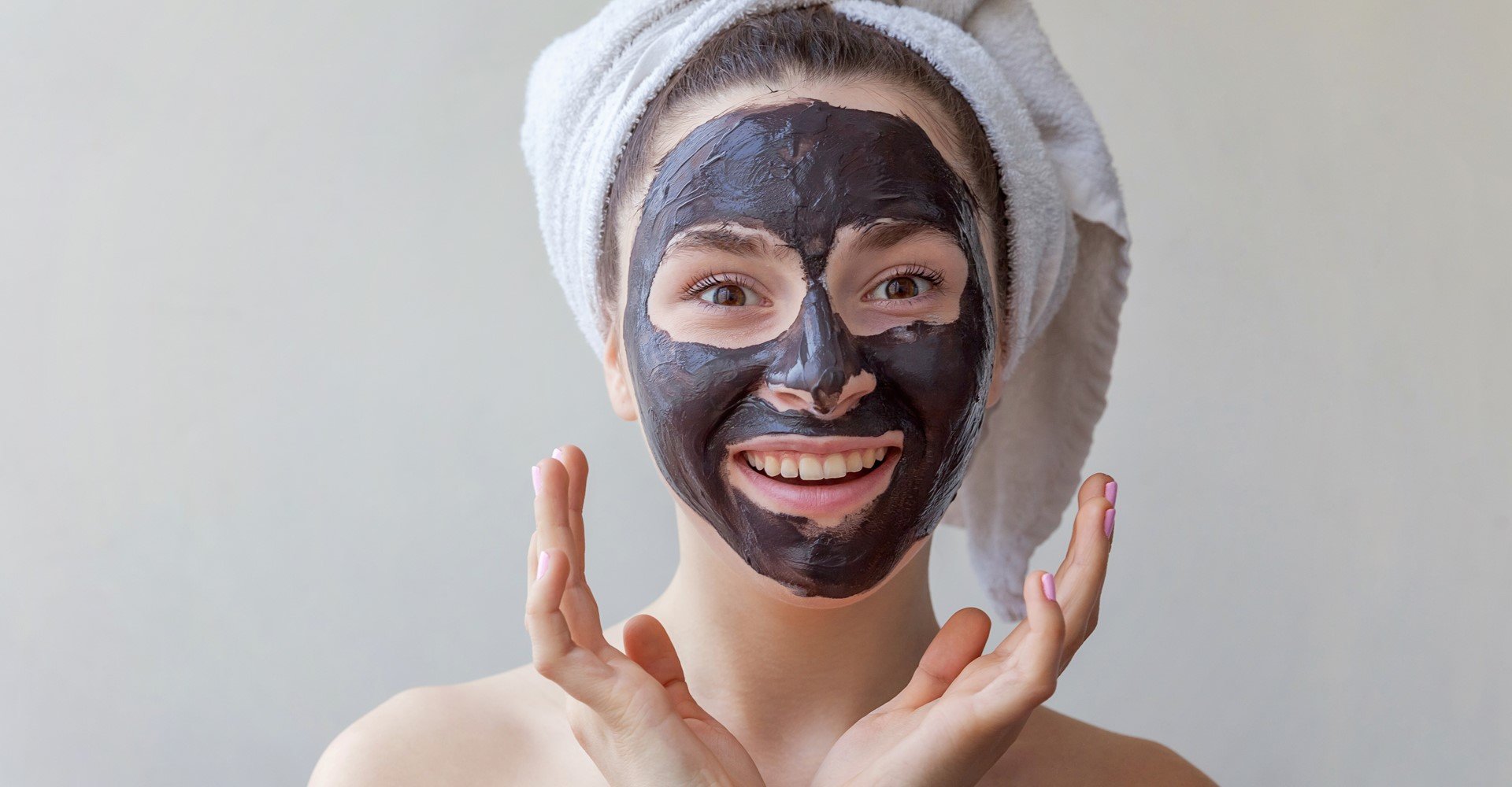 Modelo branca com argila preta no rosto