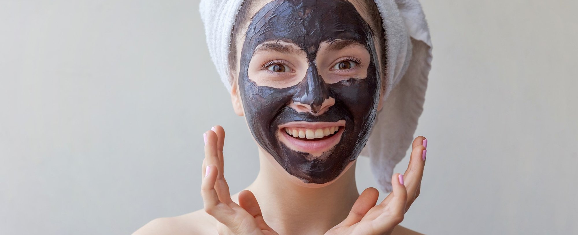 Modelo branca com argila preta no rosto