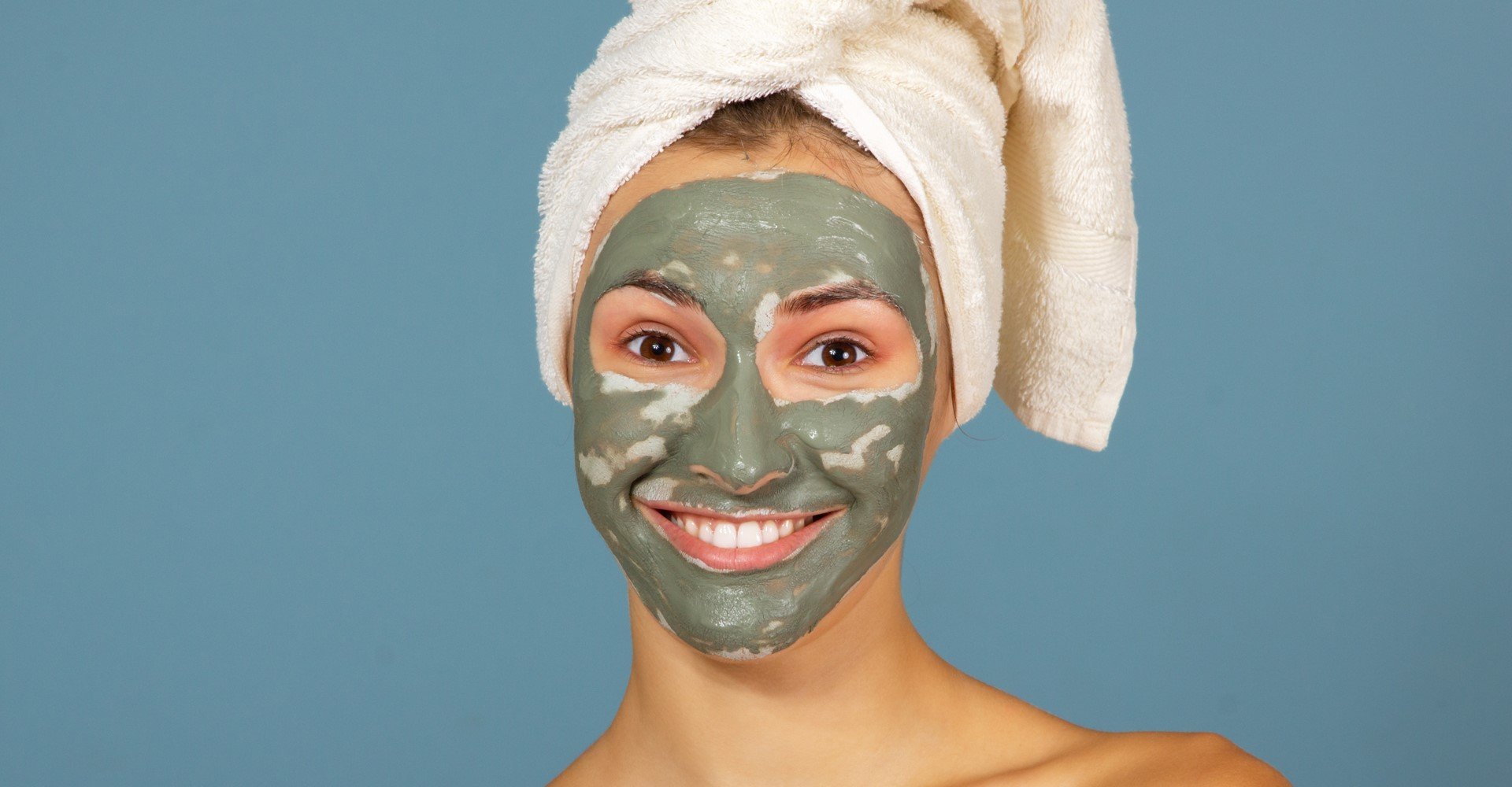 Modelo branca com argila verde no rosto