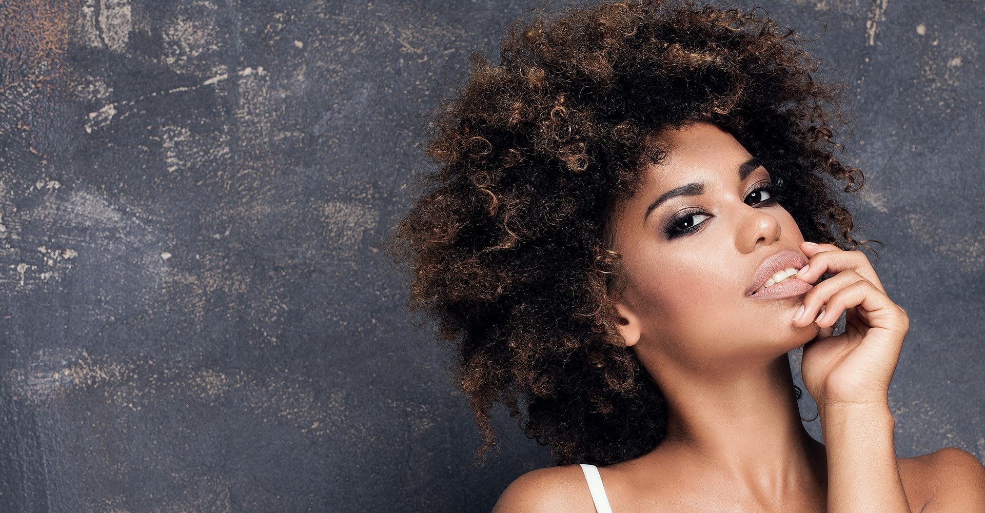 Modelo negra com cabelo estilo black power