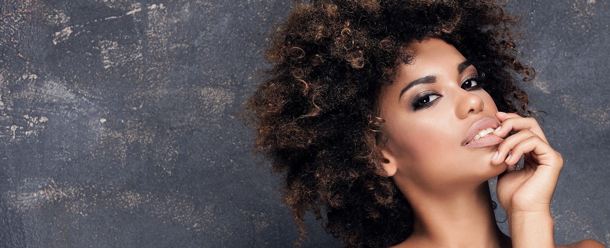 Modelo negra com cabelo estilo black power