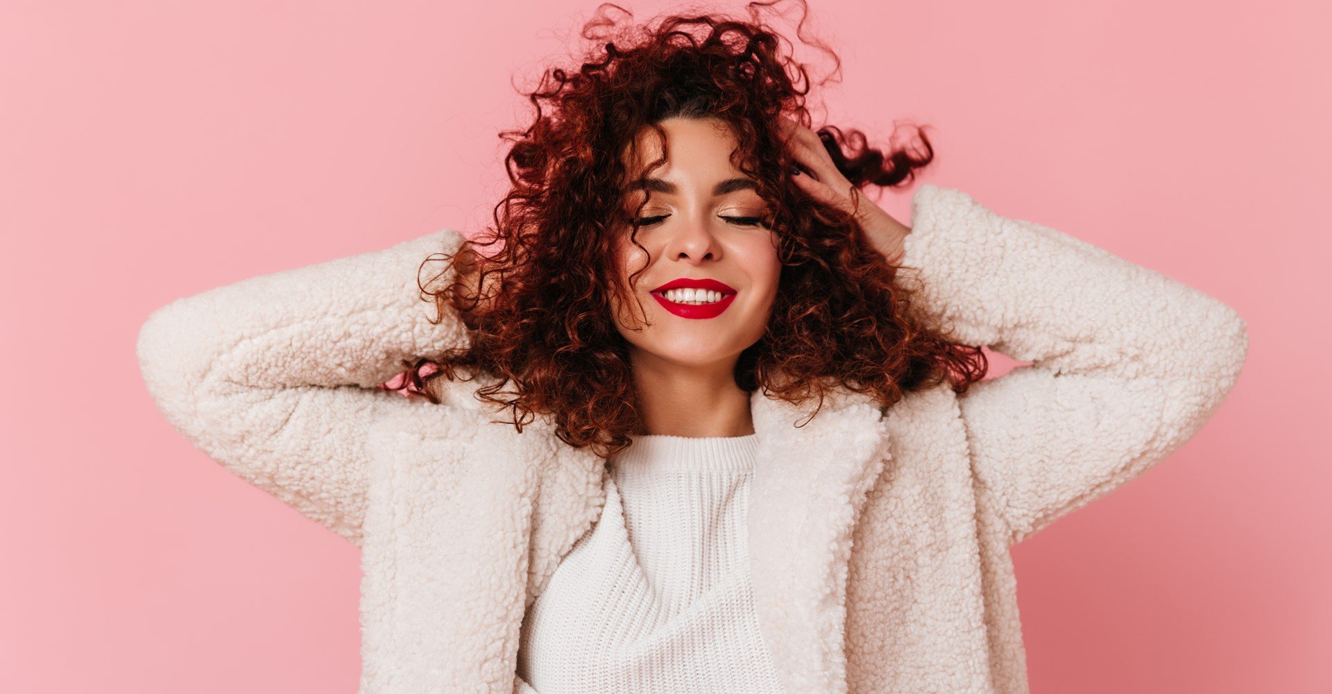 Modelo branca com cabelo cacheado e vermelho