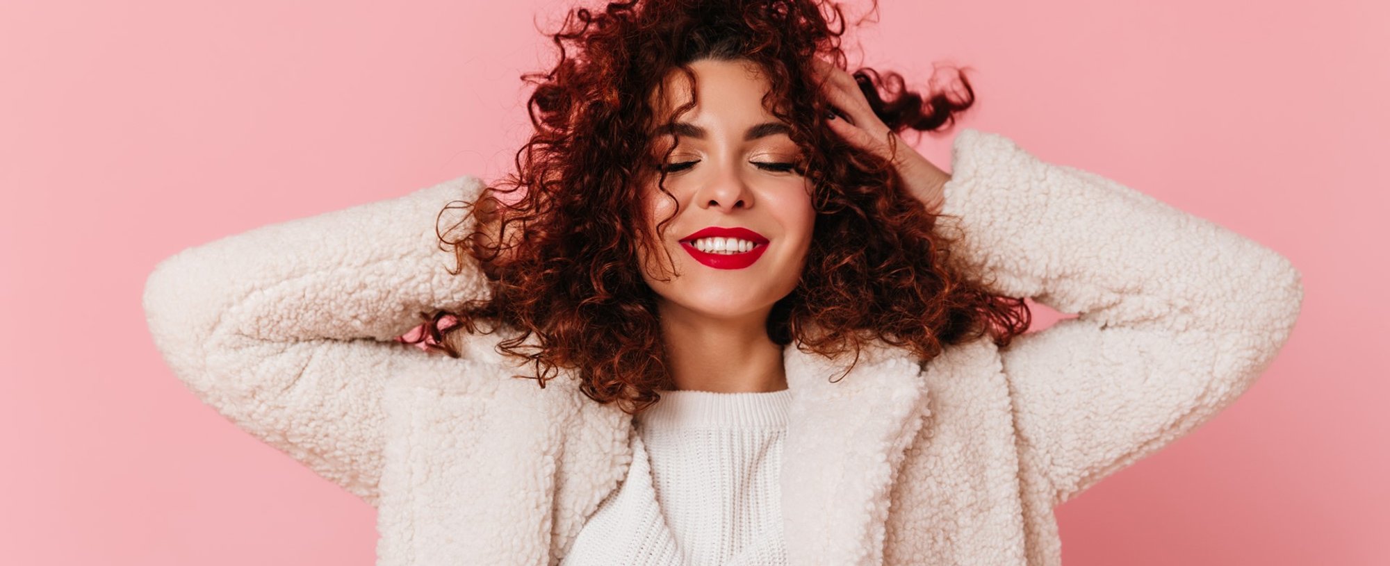 Modelo branca com cabelo cacheado e vermelho