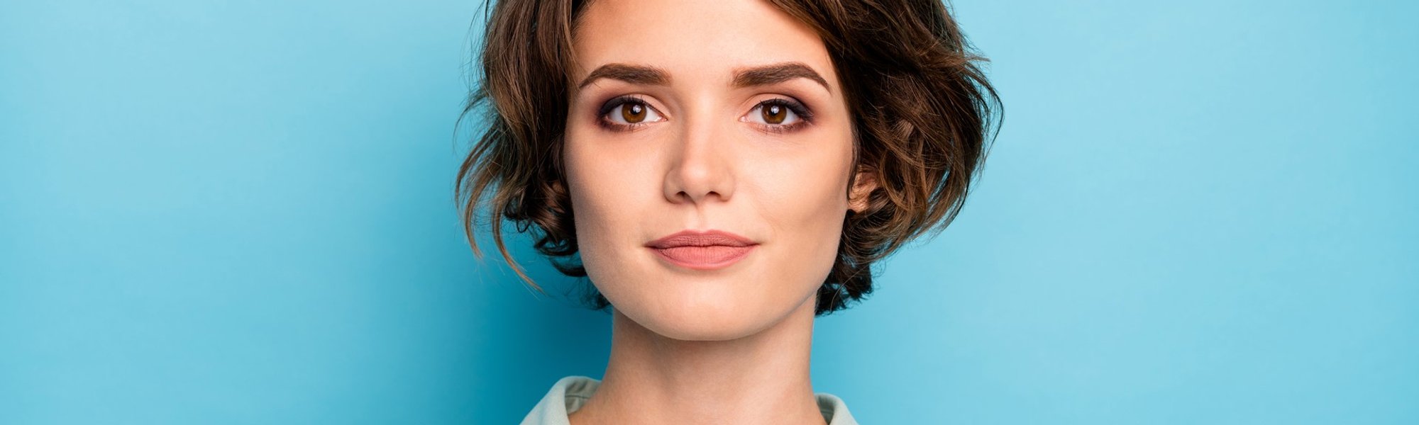 Modelo branca com cabelo curto