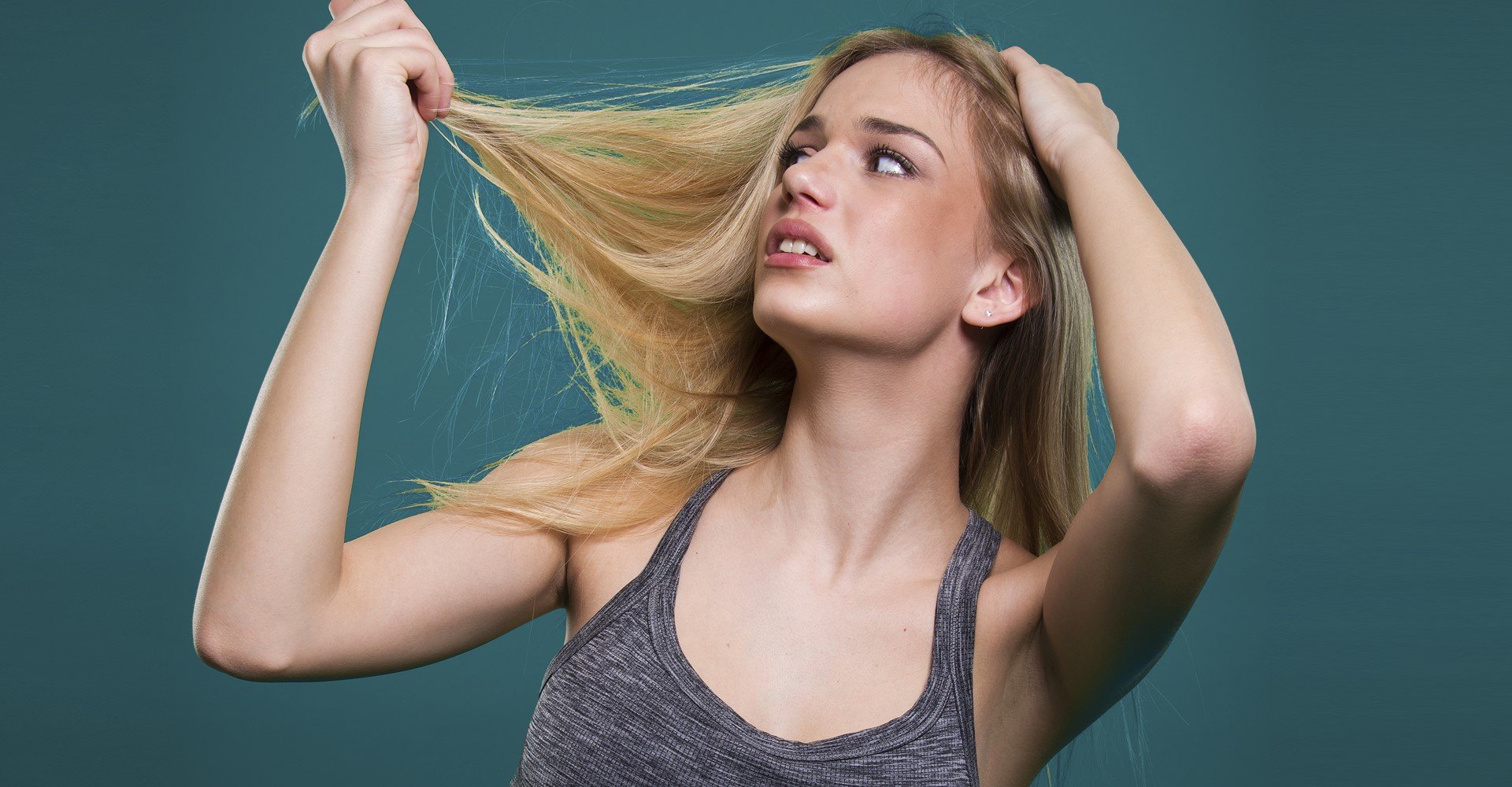 Modelo branca com cabelo loiro danificado