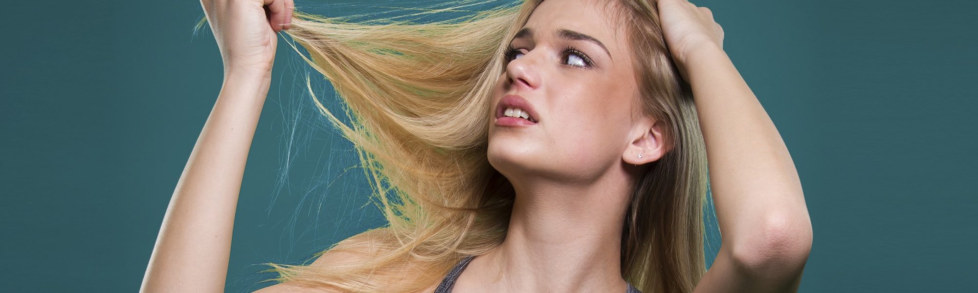 Modelo branca com cabelo loiro danificado