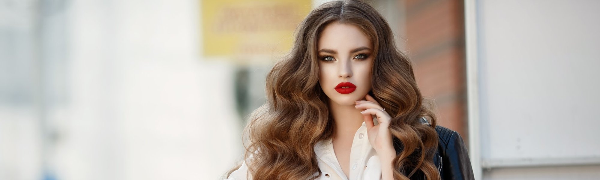 Modelo branca com cabelo longo e ondulado posando para a foto