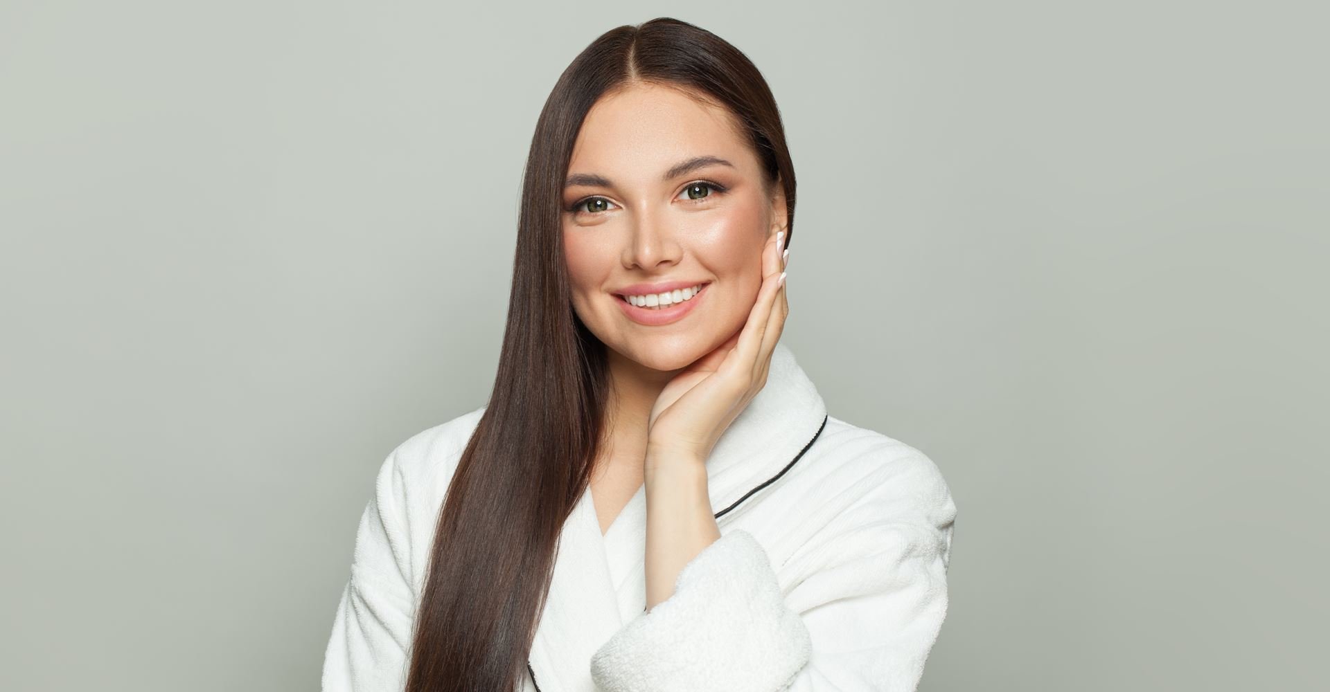 Modelo branca sorrindo e com o cabelo liso e longo