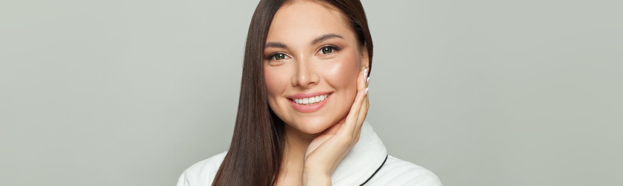 Modelo branca sorrindo e com o cabelo liso e longo