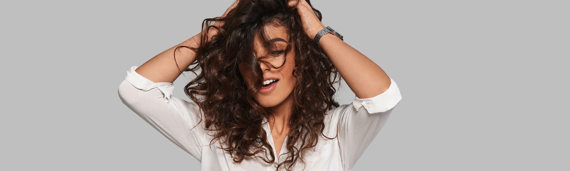 Modelo branca com cabelo cacheado