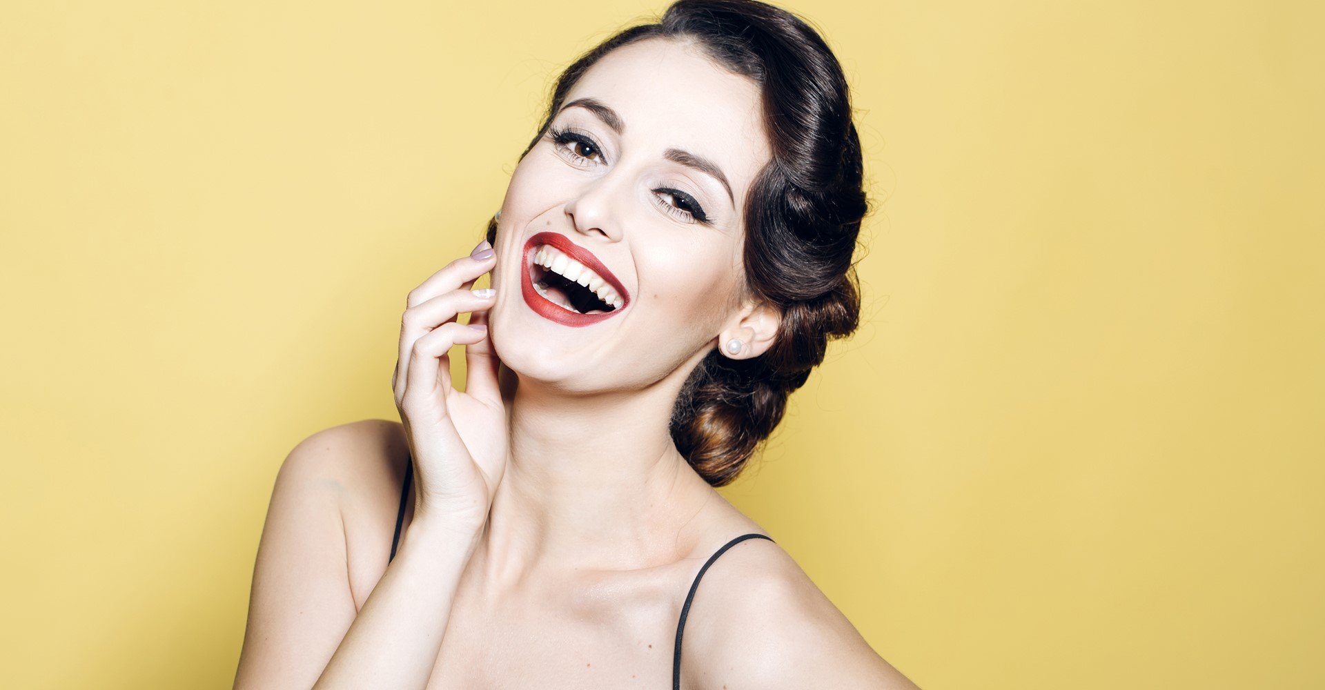 Modelo branca com penteado topete no cabelo