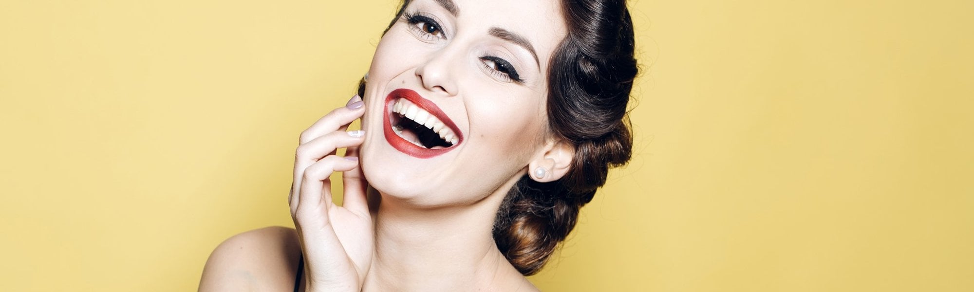 Modelo branca com penteado topete no cabelo