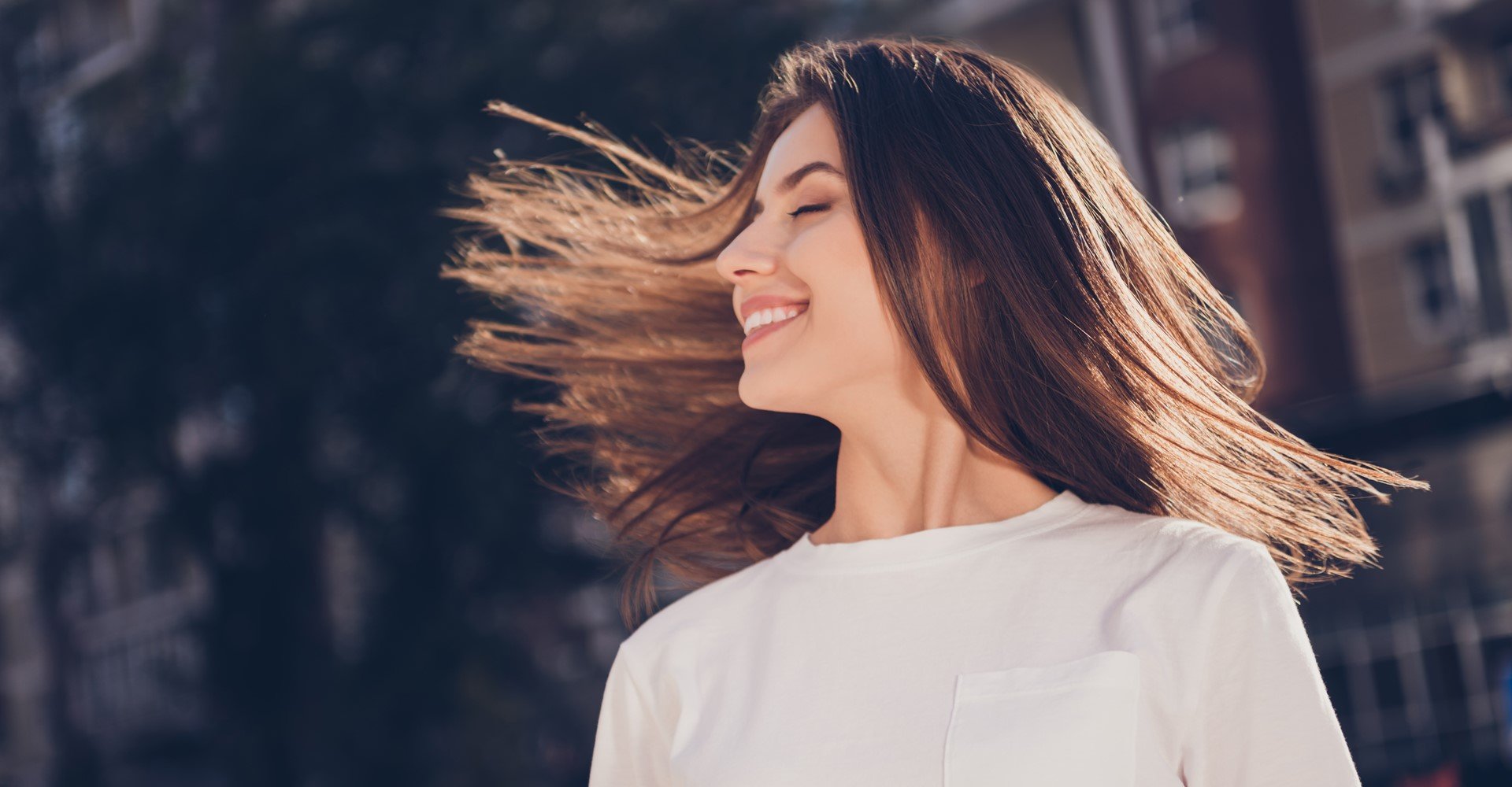 Modelo branca com cabelo liso 