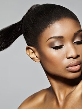 Modelo negra com cabelo amarrado rabo de cavalo