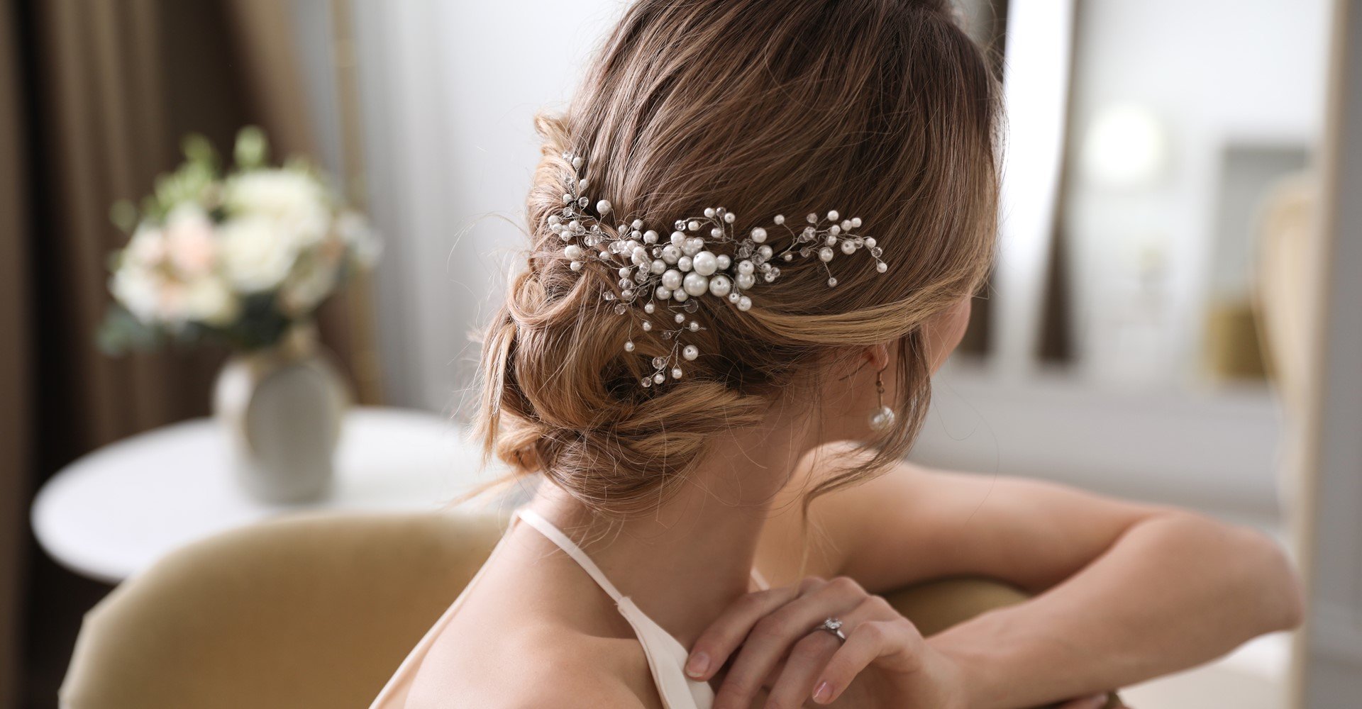 Modelo branca com penteado de coque no cabelo