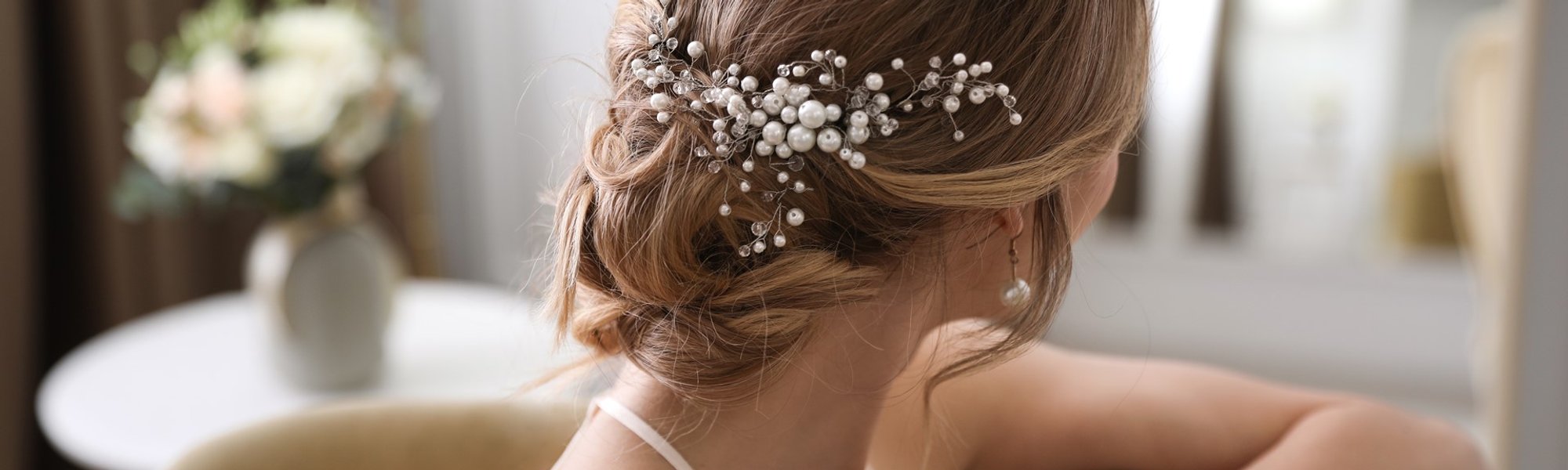 Modelo branca com penteado de coque no cabelo