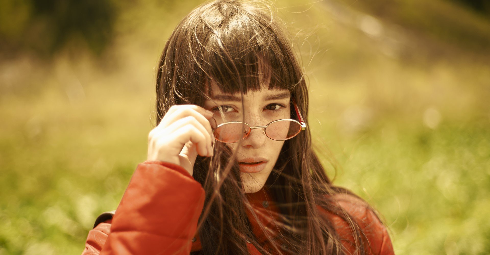 Modelo branca com cabelo preto liso e franja