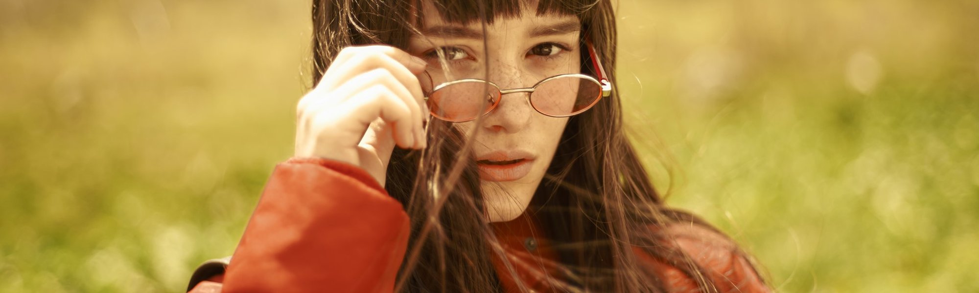 Modelo branca com cabelo preto liso e franja