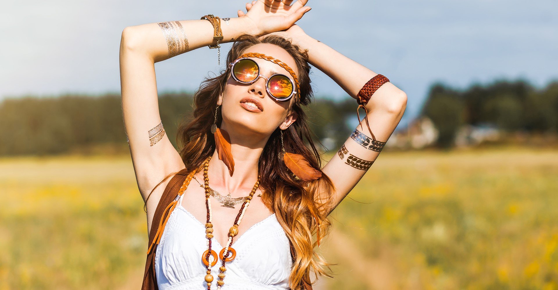 Modelo branca com óculos de sol e corrente no pescoço