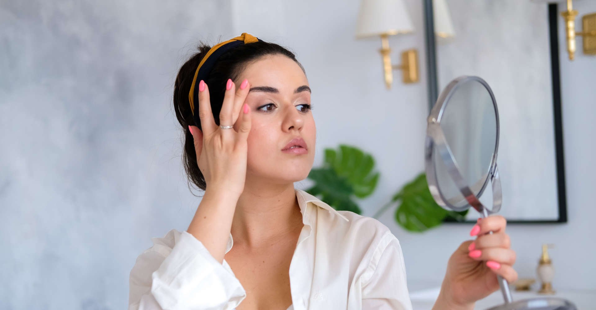 Modelo branca se olhando no espelho