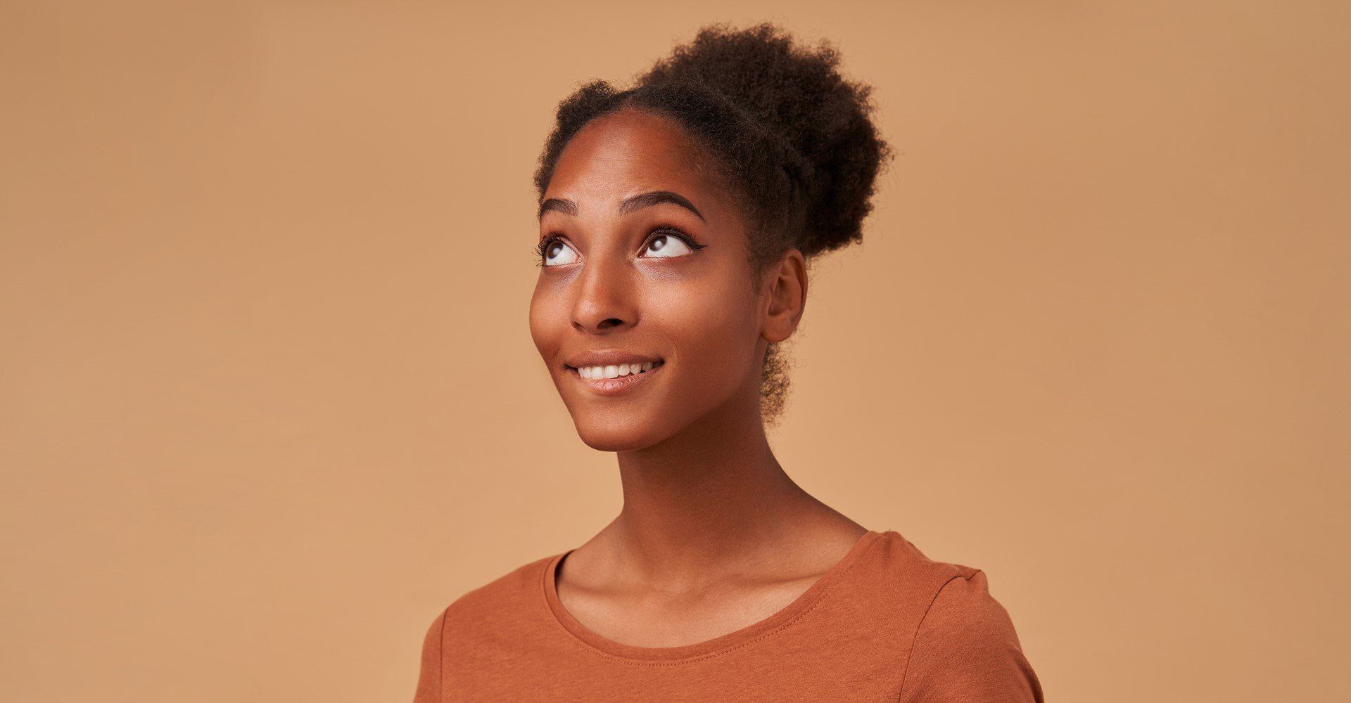 4803 Penteados Para Cabelos Cacheados Siga Os Passos Para Aprender A Fazer Um Coque Com Enchimento