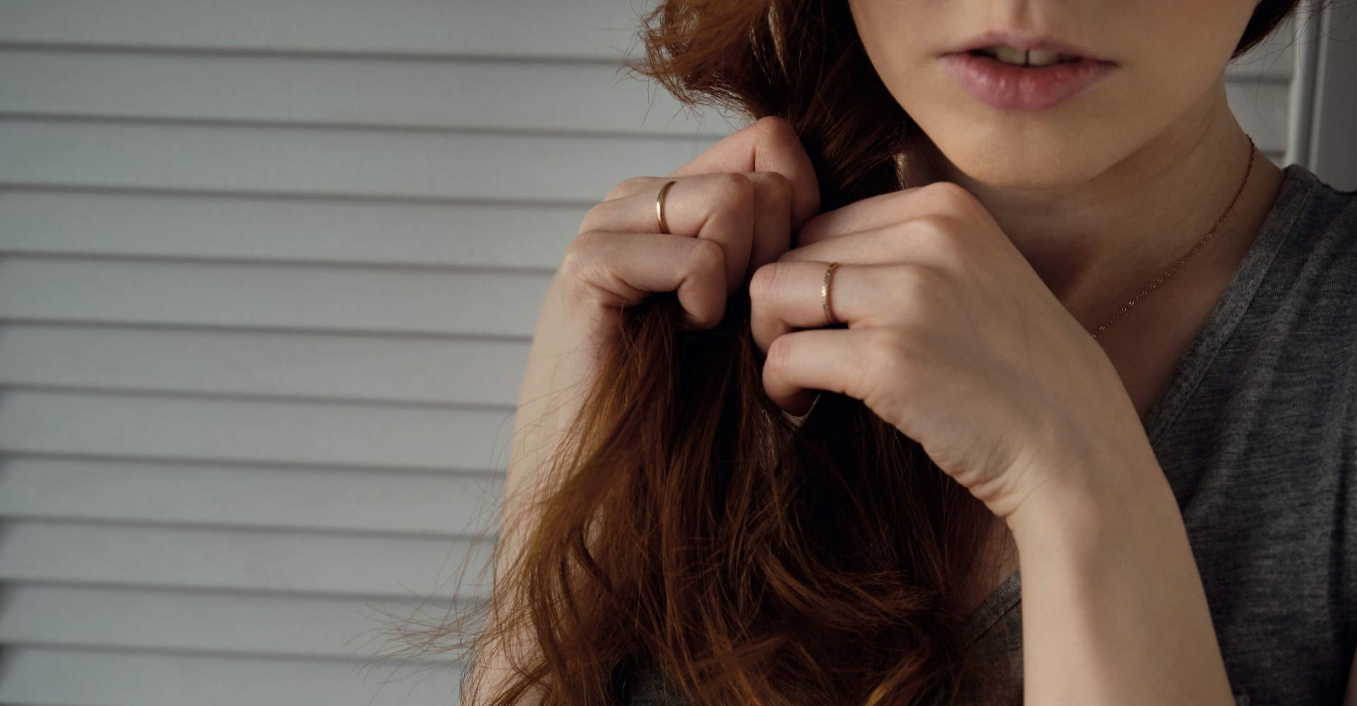 Modelo branca com cabelo castanho