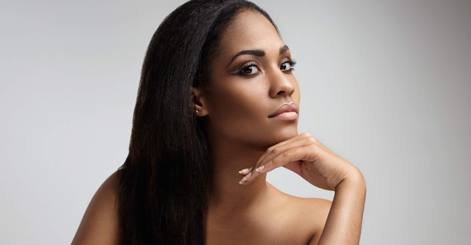 Modelo negra com cabelo liso posando para foto