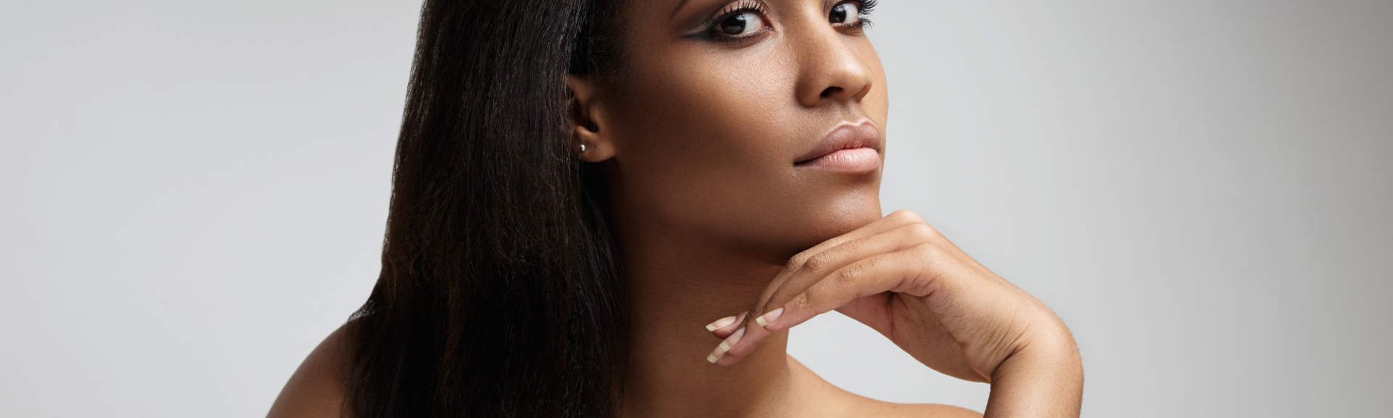 Modelo negra com cabelo liso posando para foto