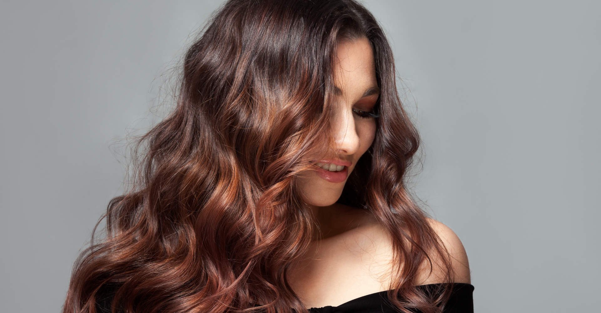 Modelo branca com cabelo ondulado