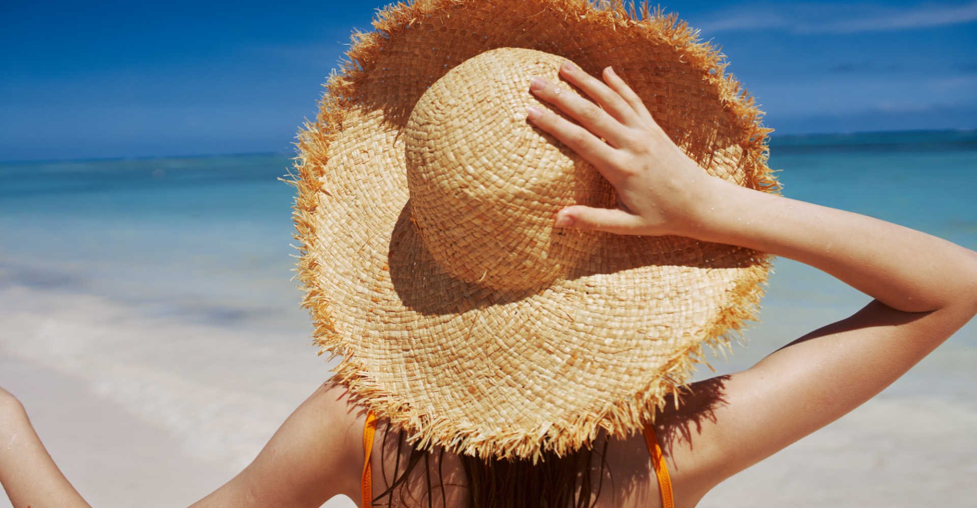 Modelo de costas com chapéu de palha
