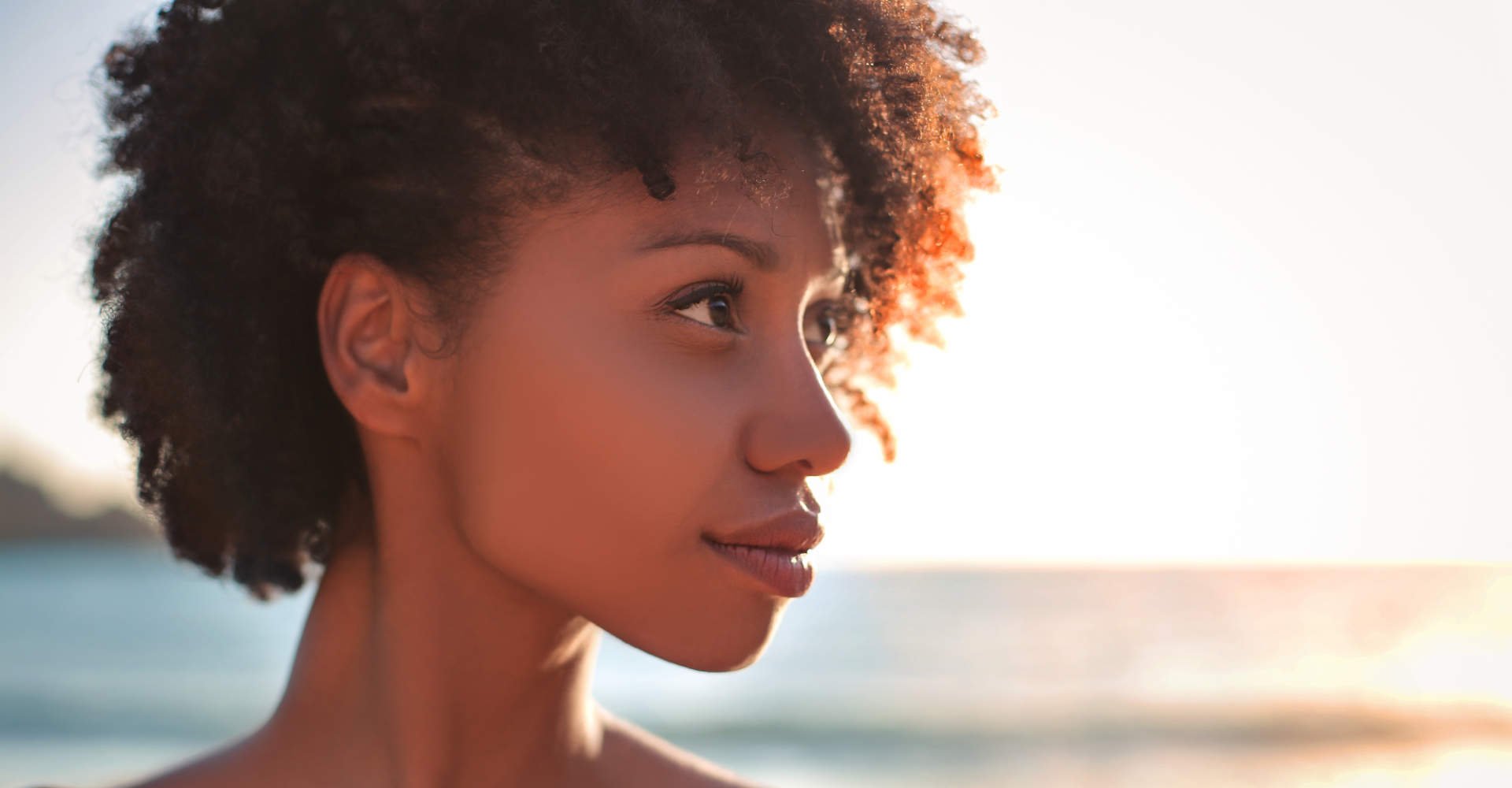 Modelo negra com cabelo crespo e curto