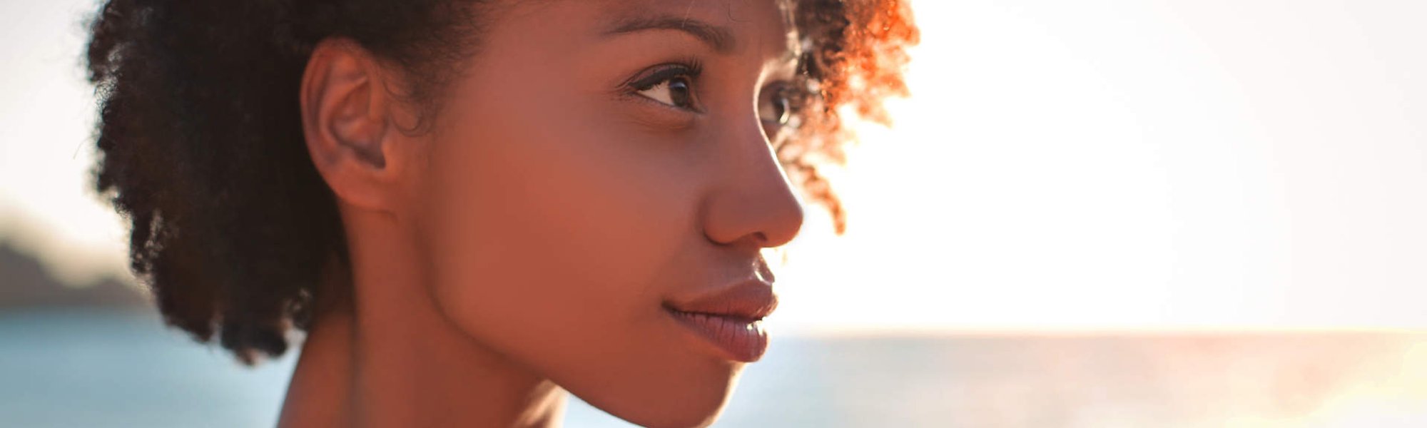 Modelo negra com cabelo crespo e curto