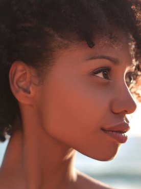 Modelo negra com cabelo crespo e curto