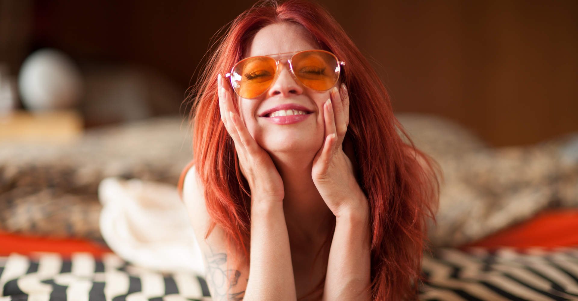 Modelo branca com cabelo ruivo sorrindo