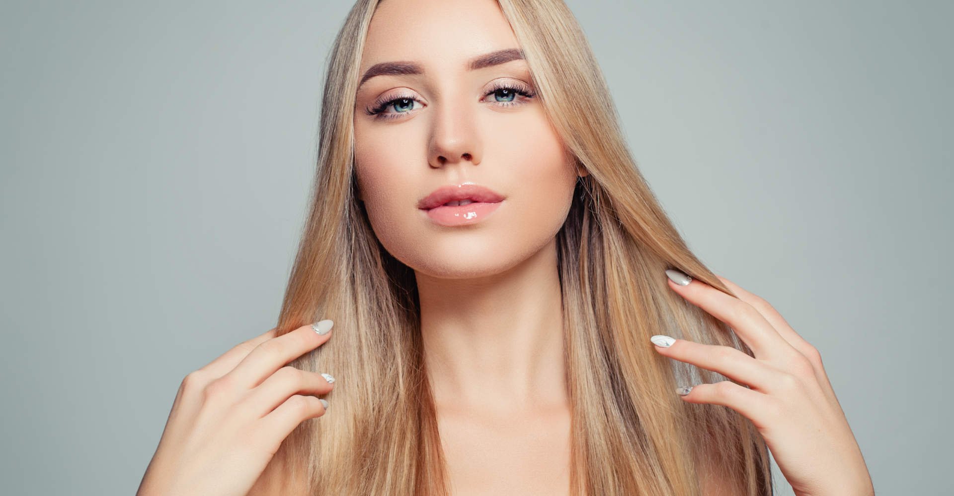 Modelo branca com cabelo liso e loiro