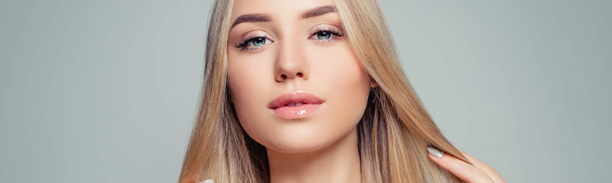Modelo branca com cabelo liso e loiro