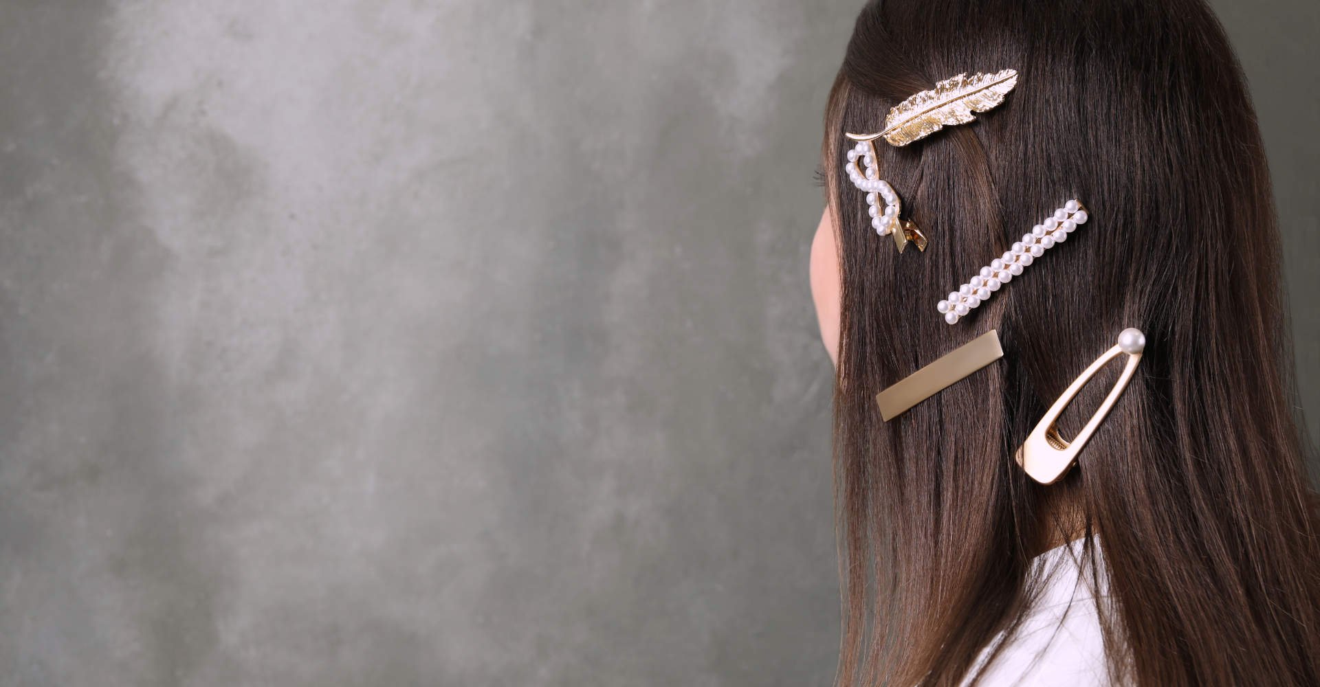 Modelo com acessórios de cabelo