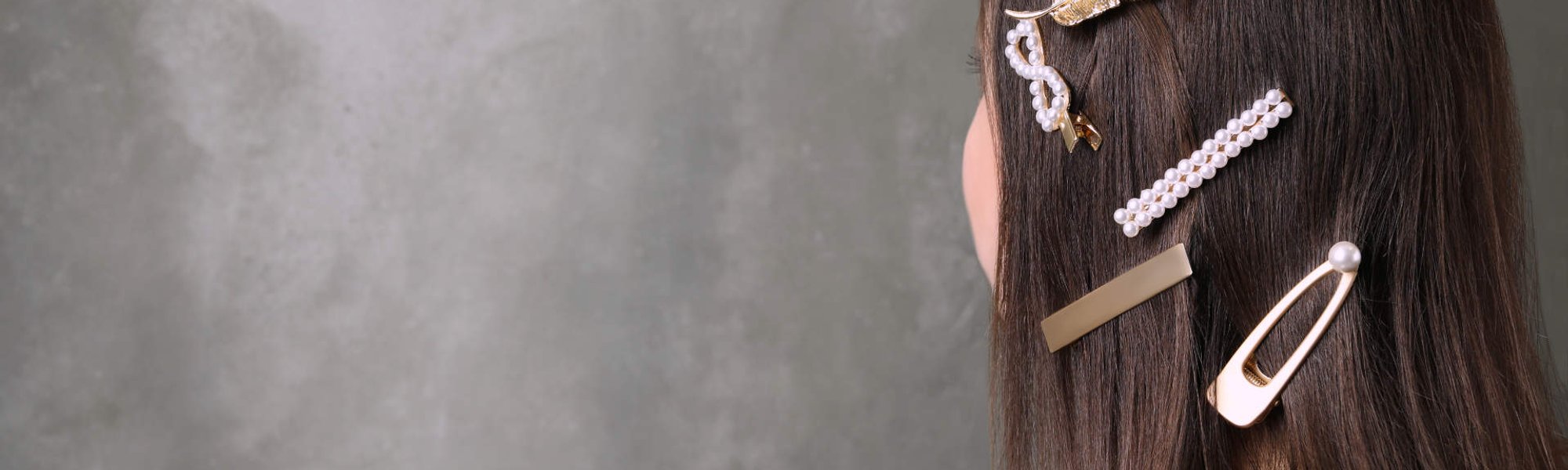 Modelo com acessórios de cabelo