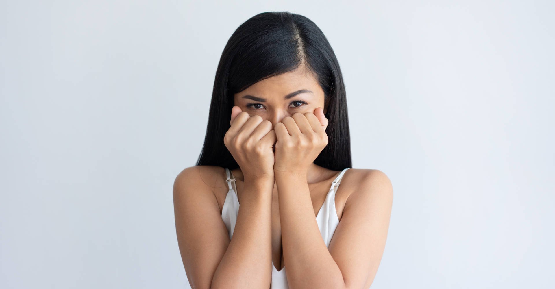 Modelo branca com cabelo preto e liso