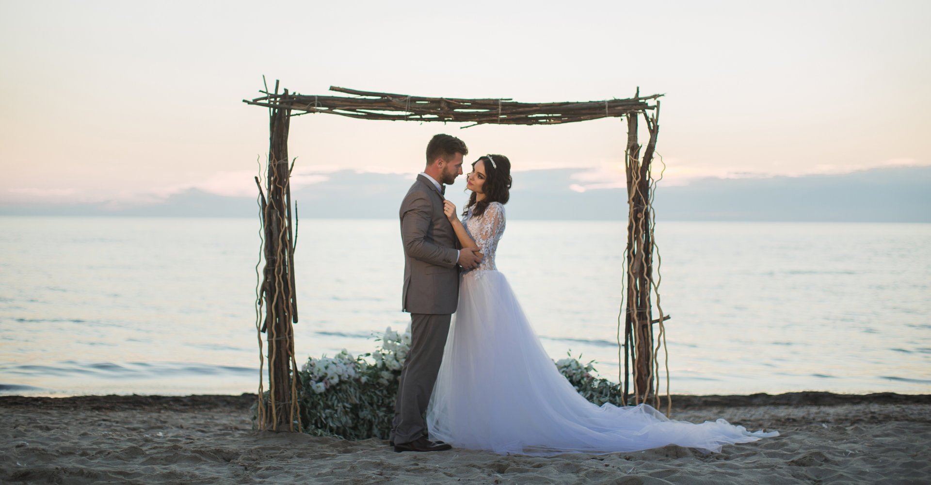Imagem de um casal se casando na praia