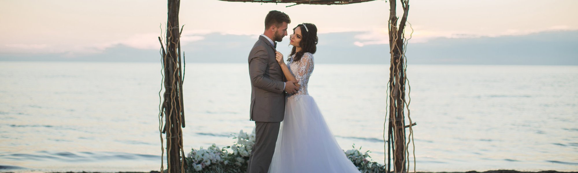 Imagem de um casal se casando na praia