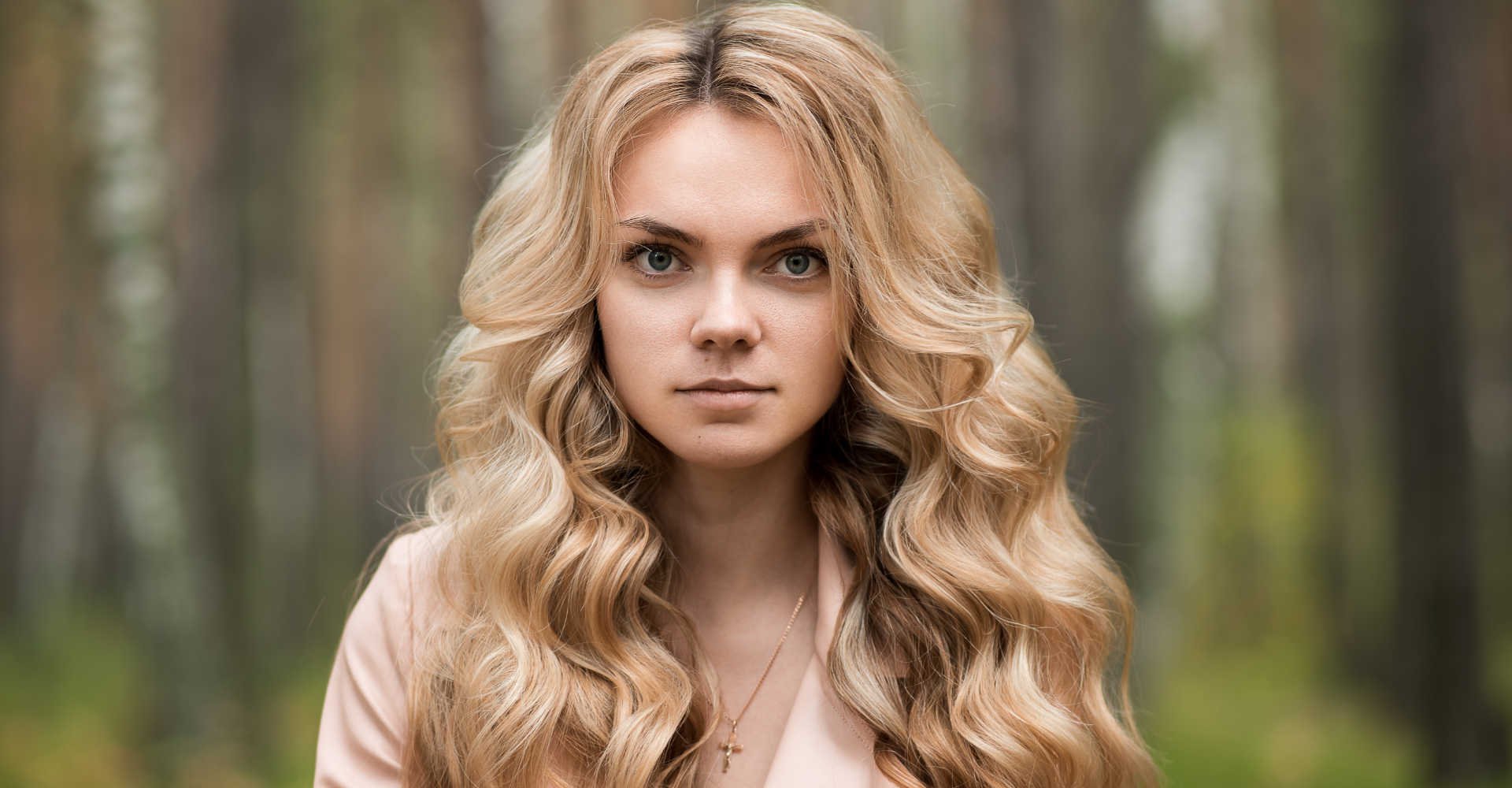 Modelo branca e loira com cabelo ondulado